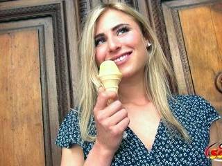 Слизывает с киски сперму